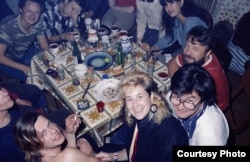 Joanna Stingray (center), Boris Grebenshchikov (bottom left), members of Akvarium, and friends at a Leningrad house party in 1986