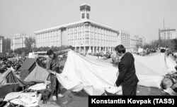 Protesters pack up camp after the resignation of Prime Minister Vitaliy Masol. Ukraine was to become an independent country the following year.