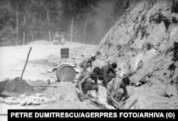 A crew works on the Transfagarasan in the summer of 1971.