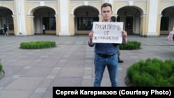 A protester demonstrates in support of journalists in St. Petersburg on July 7.