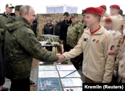 Russian President Vladimir Putin meets with members of Yunarmia in September 2019.