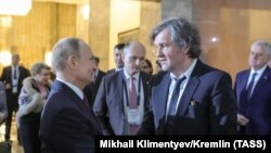 Президент РФ Владимир Путин и режиссер и музыкант Эмир Кустурица во время встречи в Белграде. Сербия, 2019 год