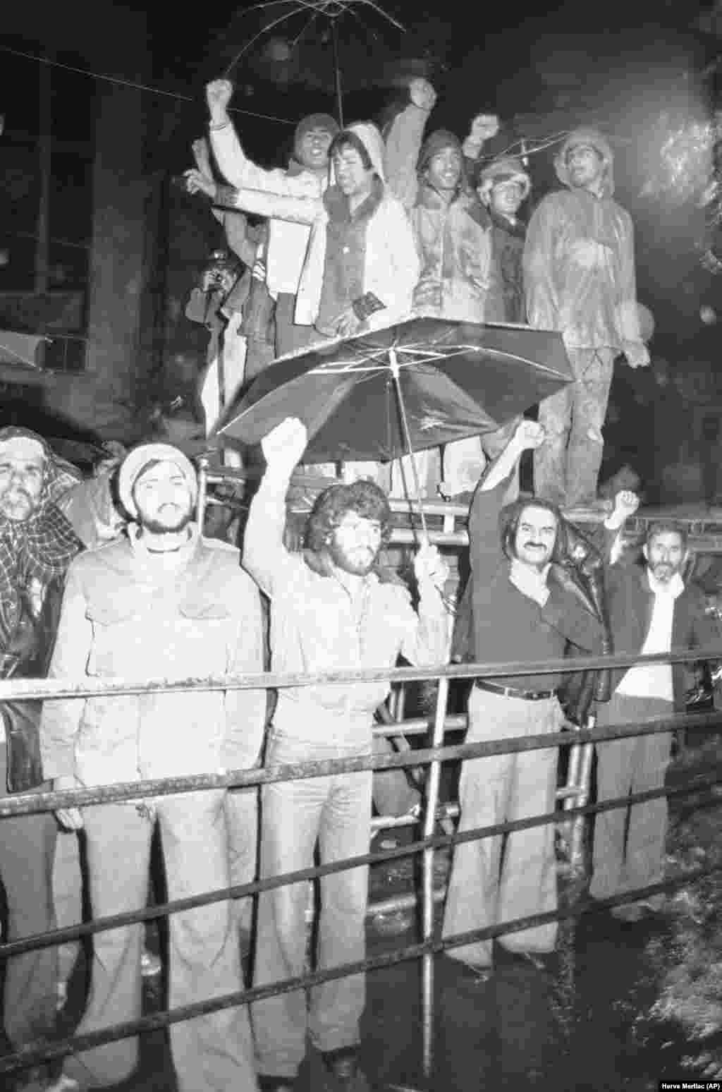 Iranians braved heavy rain to demonstrate their solidarity with hostage-holding students on December 15, 1979, after the news broke that the shah gone to Panama.