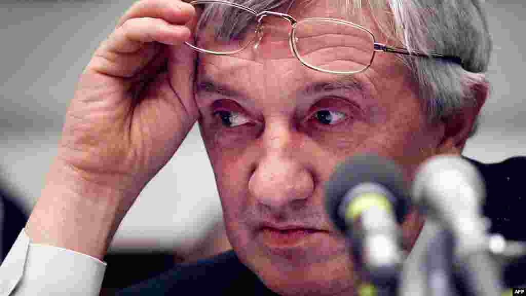 Novaya gazeta editor Yuri Shchekochikhin died in 2003 of a mysterious illness that was widely suspected to be the result of radioactive poisoning. He had been investigating the possible involvement of the Russian security services in a series of apartment bombings in Moscow and other cities in 1999.