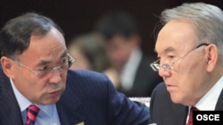 Kazakh President Nursultan Nazarbaev (right) and Foreign Minister Kanat Saudabaev confer at the OSCE summit in Astana.