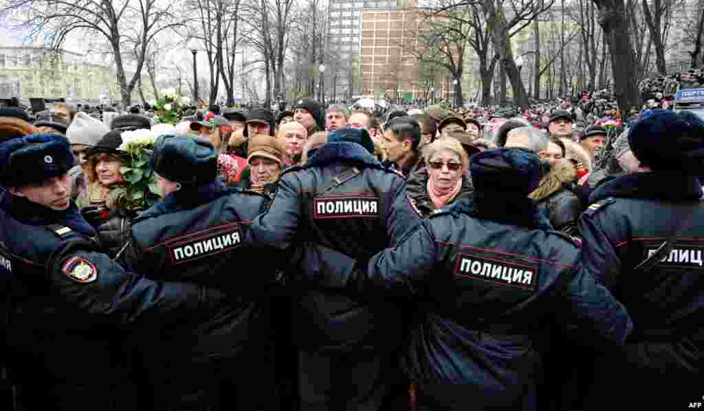 Police block mourners during the farewell ceremony at the Andrei Sakharov Rights Centre in Moscow.