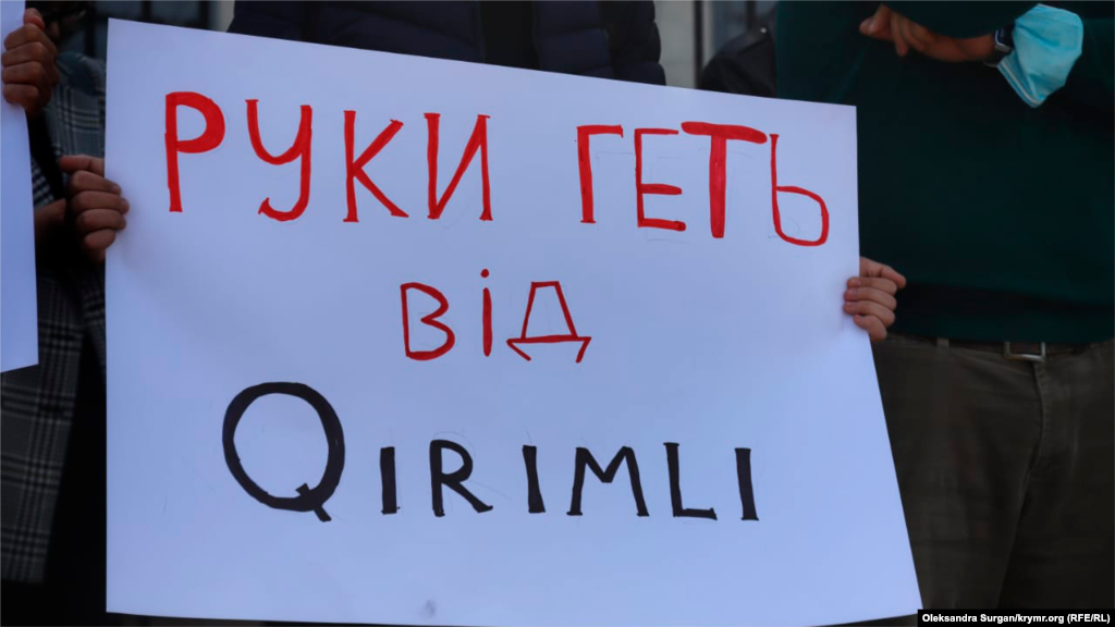 Надпись на плакате:&nbsp;&laquo;Руки прочь от Qirimli&raquo;