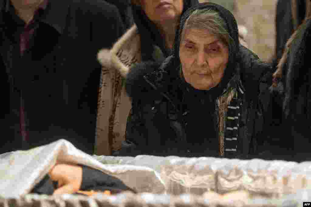 Dina Eidman, 87, Nemtsov&#39;s mother, pays her respects at her son&#39;s coffin.