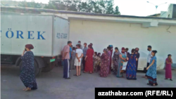 People line up to buy bread in Ashgabat. (file photo)