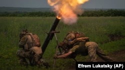 Ukrainian soldiers fire toward Russian positions on the front line in the Zaporizhzhya region on June 24.