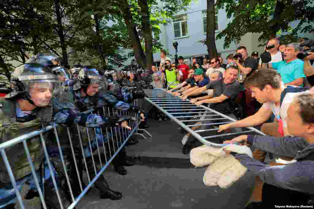 As the situation became increasingly fraught, protesters attempted to remove fences and barriers set up by police.&nbsp;