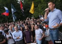 Russian opposition activist Aleksei Navalny (right) speaks at a rally in Moscow in 2016. (file photo)