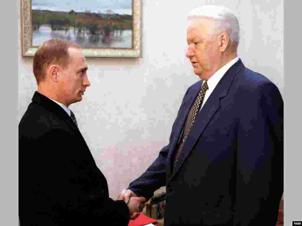 Russian President Boris Yeltsin (right) shakes hands with Putin, whom he&#39;d appointed to head the Federal Security Service in July, at a meeting in his Gorki Residence in Moscow on November 10, 1998.