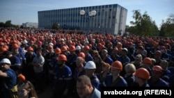 Thousands of workers at the Hrodna Azot chemical plant in the western city of Hrodna walked off the job on August 14 and met plant administrators and city authorities.