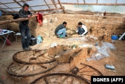 Bulgarian archaeologist Veselin Ignatov (left) oversees the uncovering of the famous chariot in 2008.