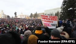 Several thousand people attended a rally in Kemerovo on March 27 to demand a full probe into the fire and to call for the ouster of Governor Aman Tuleyev.