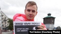 Activist Yury Izatov picketing in Yekaterinburg. (file photo)