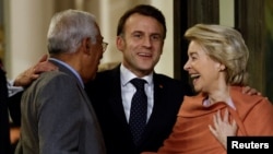 French President Emmanuel Macron (center) speaks with European Council President Antonio Costa and European Commission President Ursula von der Leyen in Paris on February 17.