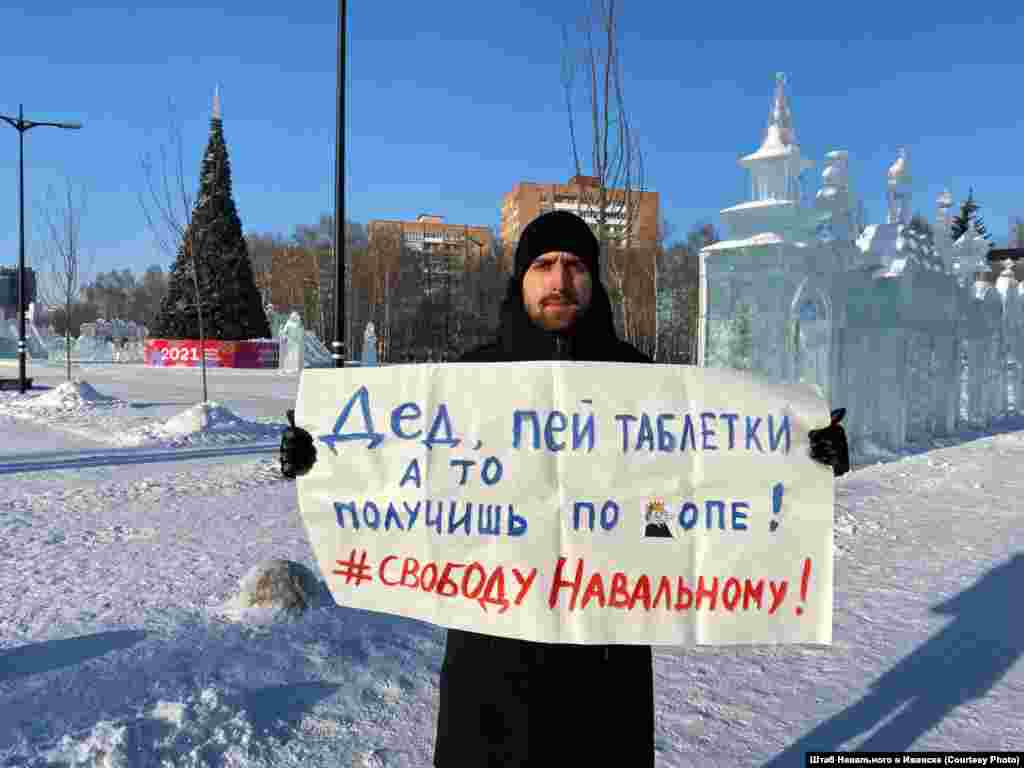 Izhevsk: &quot;Granddad, take your pills or you&#39;ll be smacked on the butt! Freedom for Navalny!&quot;