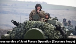 Ukrainian servicemen atop a Tunguska antiaircraft vehicle