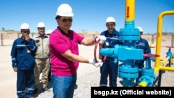 KazTransGas Chairman Kairat Sharipbaev (center) inaugurating new oil wells in Kazakhstan. (file photo)