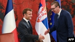 Serbian President Aleksandar Vucic (right) shakes hands with French President Emmanuel Macron in Belgrade on August 29. 