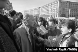 Ukrainian academic and parliamentarian Ihor Yukhnovskiy speaks to reporters after visiting the protesters on October Revolution Square.