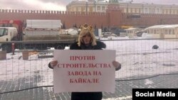 Сергей Зверев на Красной площади устроил одиночный пикет против строительства завода на Байкале (архивное фото)