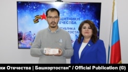 Timur Praliev, a former Wagner mercenary detained after crossing into the United States from Mexico on January 4, receiving his combat-veteran ID at a December 12 event in Bashkortostan.