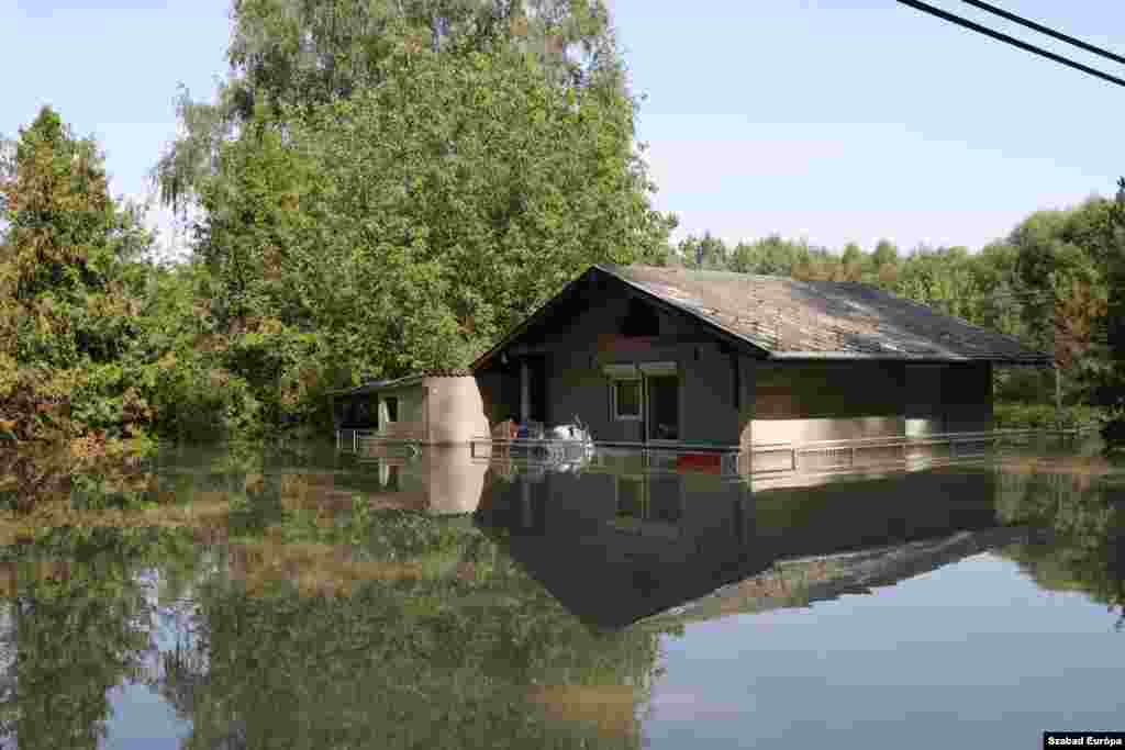 Floodwaters inundated holiday homes in Gyor-Moson-Sopron, 130 kilometers from the capital, destroying homes and upending lives.&nbsp; Nearly 10,000 workers and 15,000 volunteers are reinforcing flood defenses in Budapest.