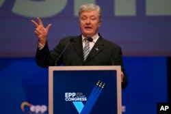 Former Ukrainian President Petro Poroshenko speaks at a European People's Party Congress in Romania last year.