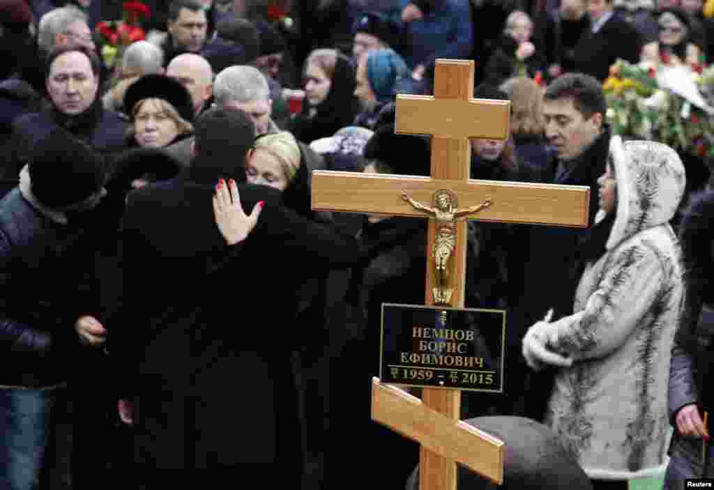 Mourners gather near Nemtsov&#39;s grave.