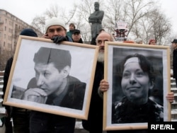 A memorial picket to slain journalist Anastasia Baburova and rights lawyer Stanislav Markelov shortly after the January 2009 killings.