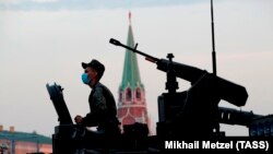 Проезд военной техники перед репетицией парада Победы в Москве