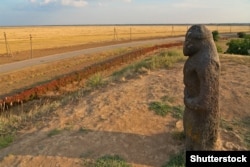 Статуя женщины в заповедники «Аскания-Нова». Украина, архивное фото