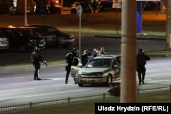 Security forces stop a car in Minsk and forcibly detain its occupants on the night of August 11-12.