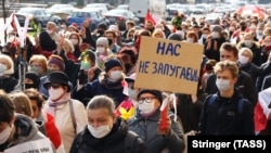 Pensioners and students protest in Minsk on October 26, 2020, carrying a sign reading, "You can't frighten us."