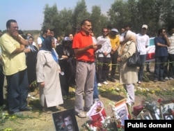 Families of those buried in Khavaran hold a ceremony for their loved ones. (file photo)