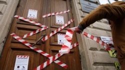 A protester for Internet freedom gets his point across at Roskomnadzor's offices in central St. Petersburg. (file photo)