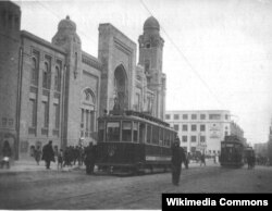 1920-ci illər - Bakıda ilk tramvaylar (Lenin (indiki Azadlıq) prospektində Sabunçu vağzalı qarşısında)