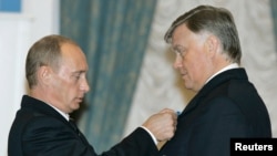 Russian President Vladimir Putin (left) presents the Order of Honor to the head of Russian Railways, Vladimir Yakunin, in Moscow in October 2006.