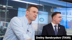 Russian opposition activist Aleksei Navalny (left) and his lawyer Ivan Zhdanov (file photo)