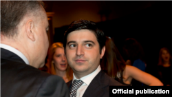 Anar Mammadov (center) together with Elin Suleymanov, then the Azerbaijani ambassador to the United States, in Washington in 2013.