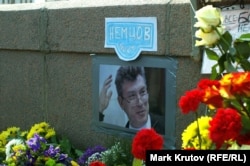 The makeshift memorial to Nemtsov on the bridge in Moscow where he was killed. (file photo)