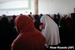 Kosovar Muslim women pray in a balcony inside the Hasan Beg mosque in Pristina during Friday Prayers. (file photo)