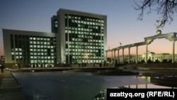 Uzbek government buildings on Independence Square in Tashkent, including the Senate (right). (file photo)