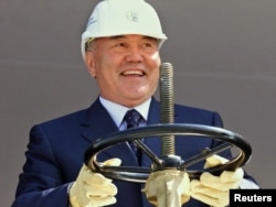 Former Kazakh President Nursultan Nazarbaev turns a valve to open the hydrocarbons processing complex in Karachaganak in August 2003.