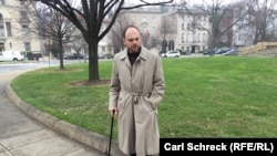 Vladimir Kara-Murza has had to walk with a cane since his last hospitalization in 2015. (file photo)