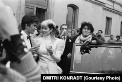 Joanna Stingray (center) married Yury Kasparyan (left) in Leningrad in 1987. Smoking a cigarette on the right is Viktor Tsoi.