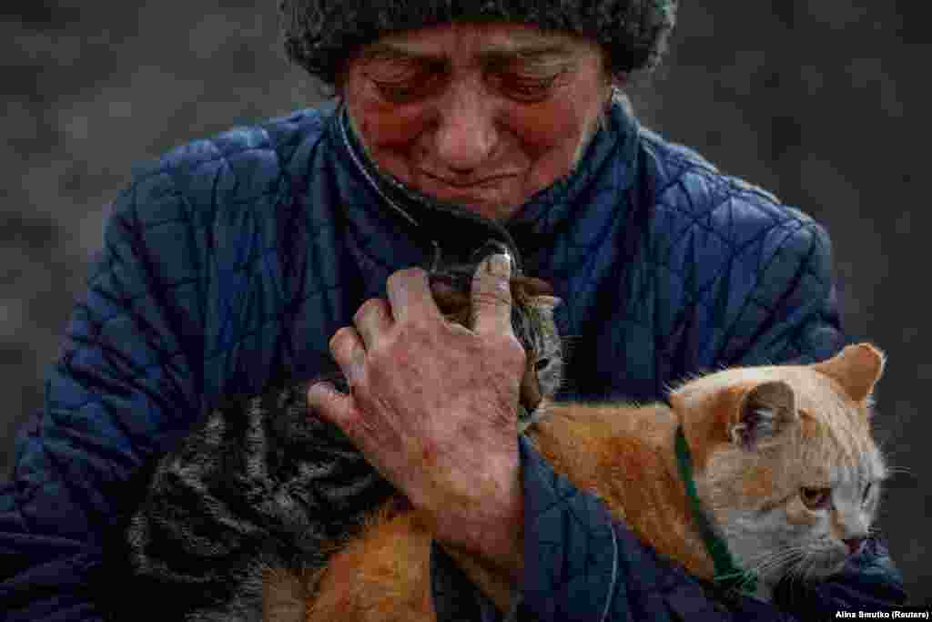 A Ukrainian woman holds her cats amid an evacuation of civilians in the Ukrainian town of Pokrovsk.&nbsp;